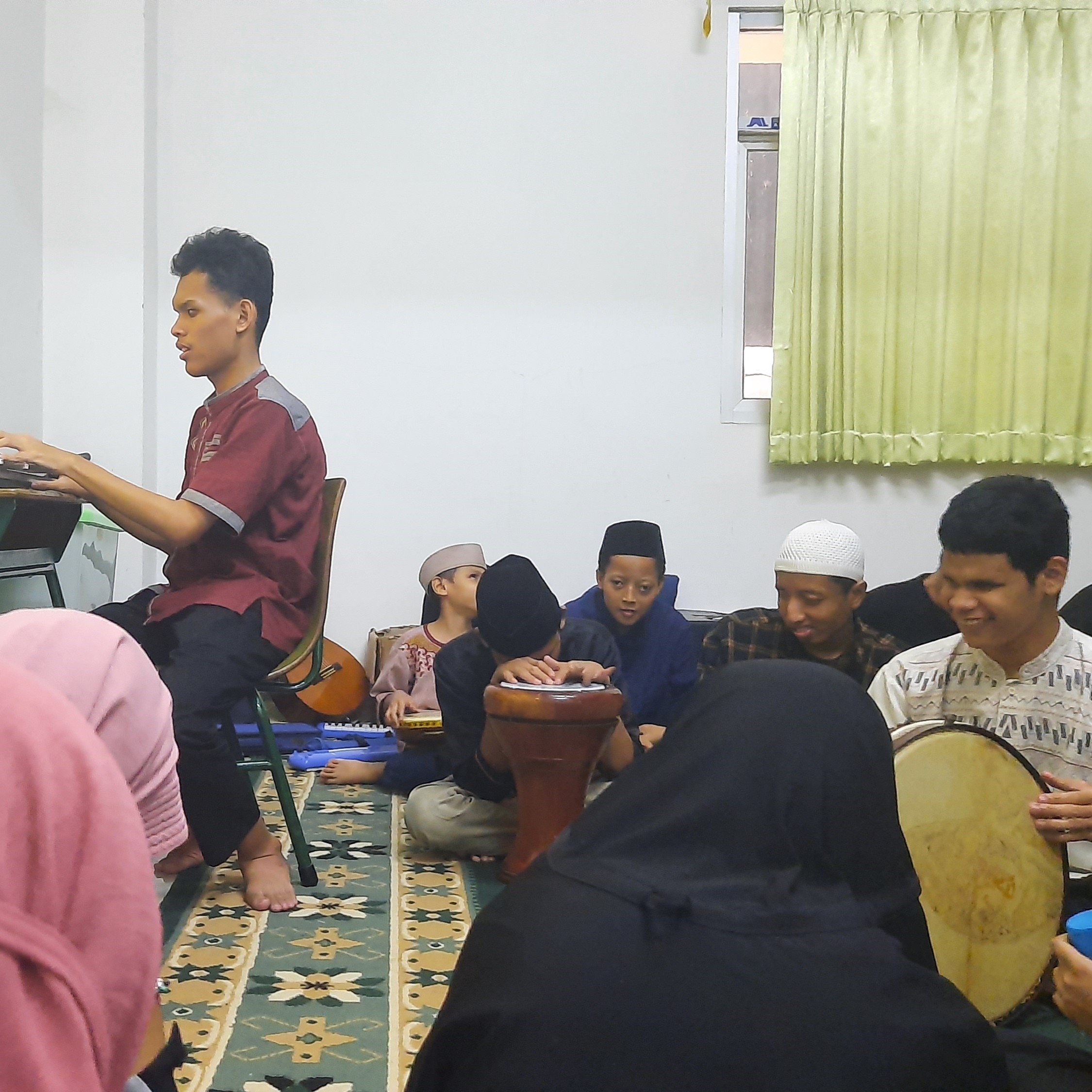 siswa siswi grup marawis radhatul makfufin