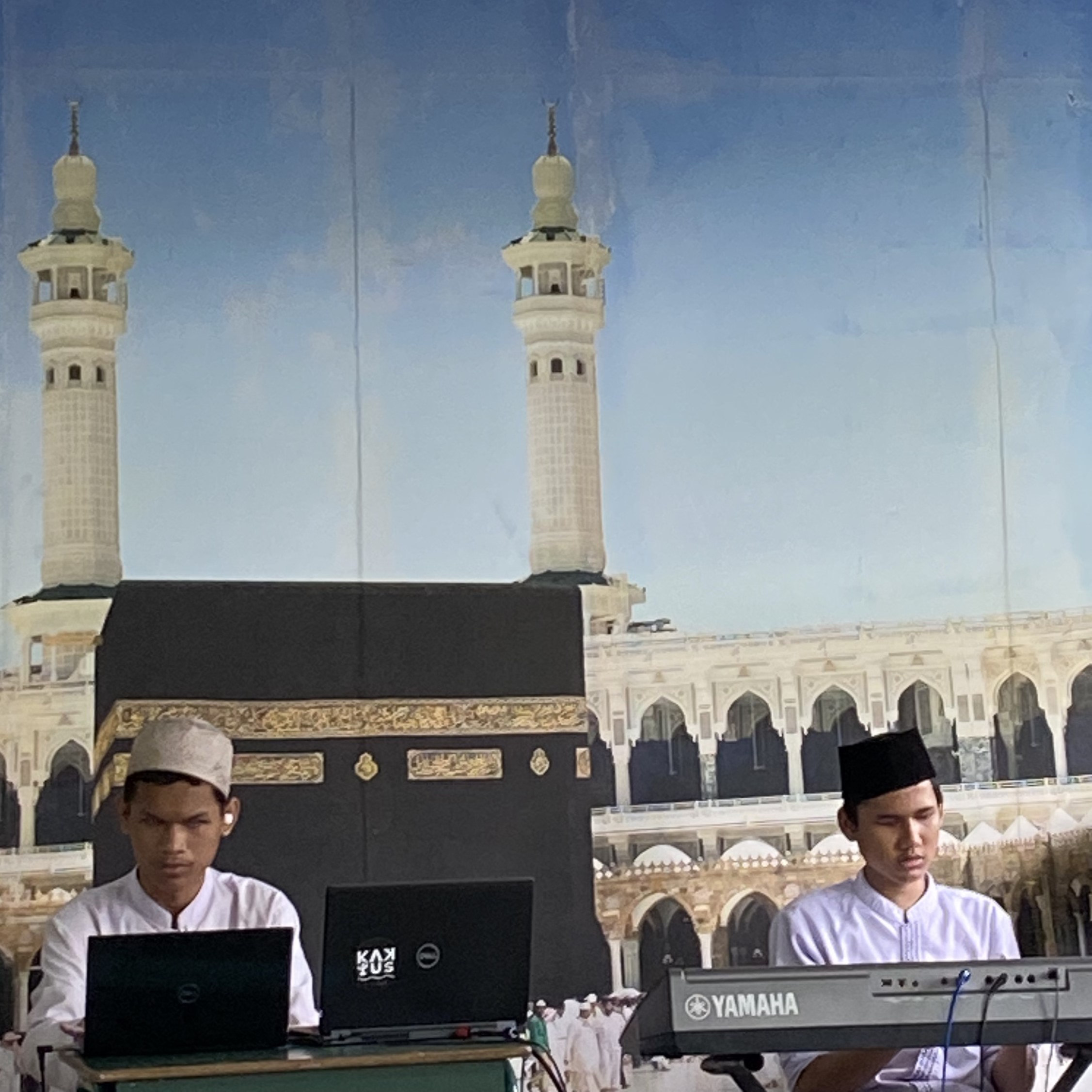 foto dua orang siswa radhatul makfufin sedang bermain keyboard dan mengoperasikan laptop ketika perpisahan