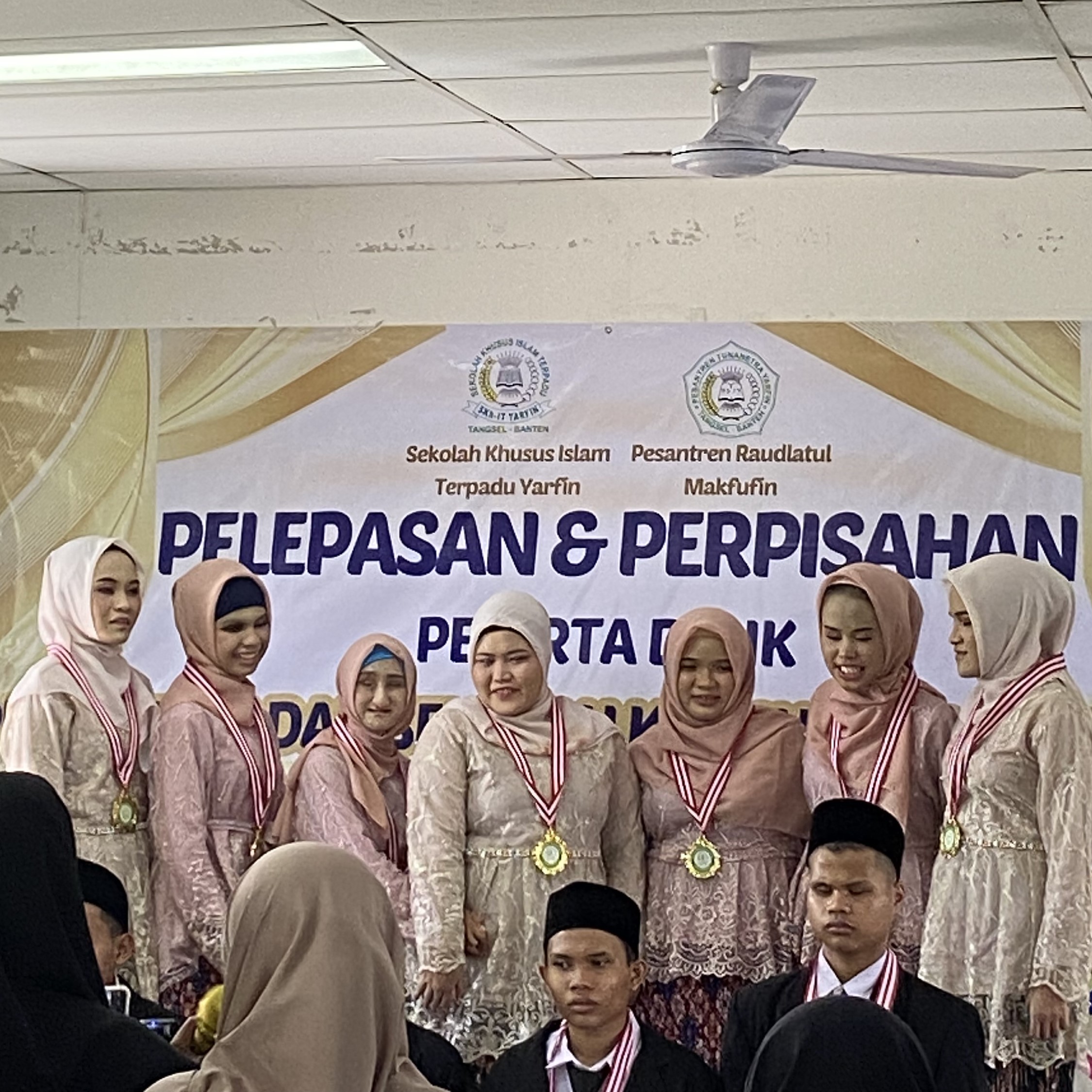 foto perpisahan kelas 12 raudhatul makfufin